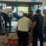 Polsek Langsa Barat Bantu Evakuasi Korban Kecelakaan di Jalan Medan–Banda Aceh