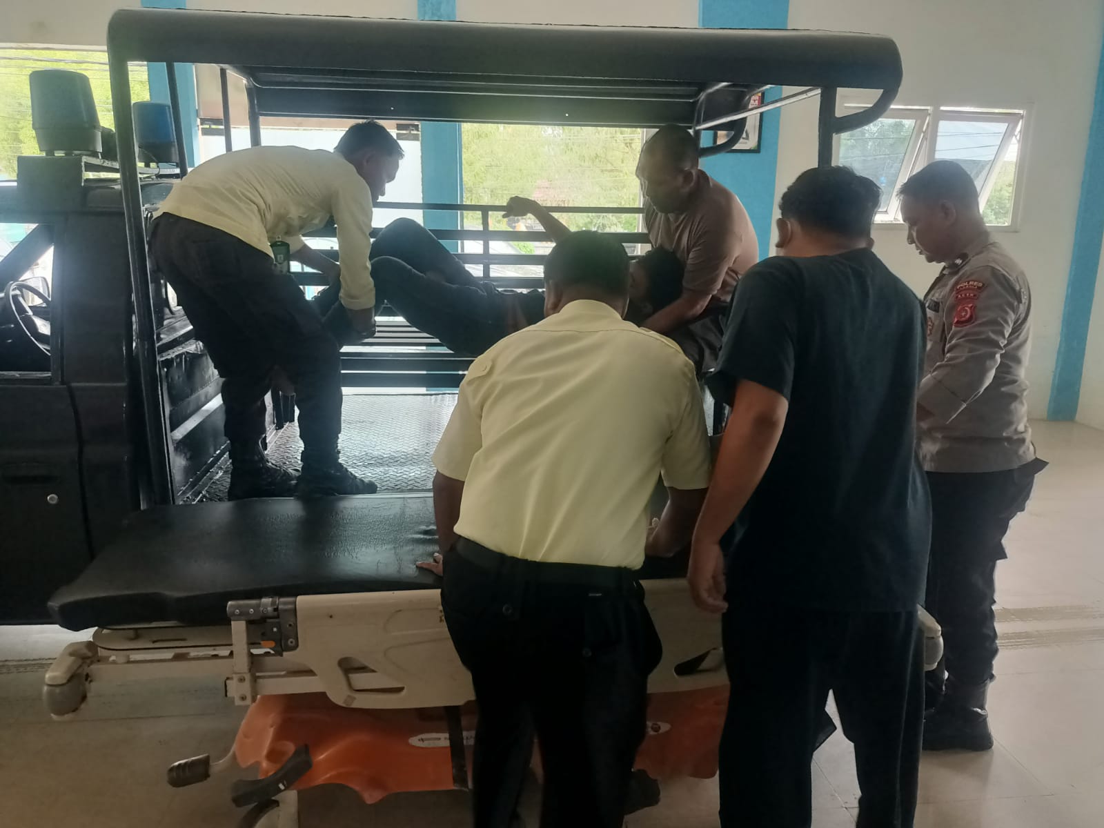 Polsek Langsa Barat Bantu Evakuasi Korban Kecelakaan di Jalan Medan–Banda Aceh