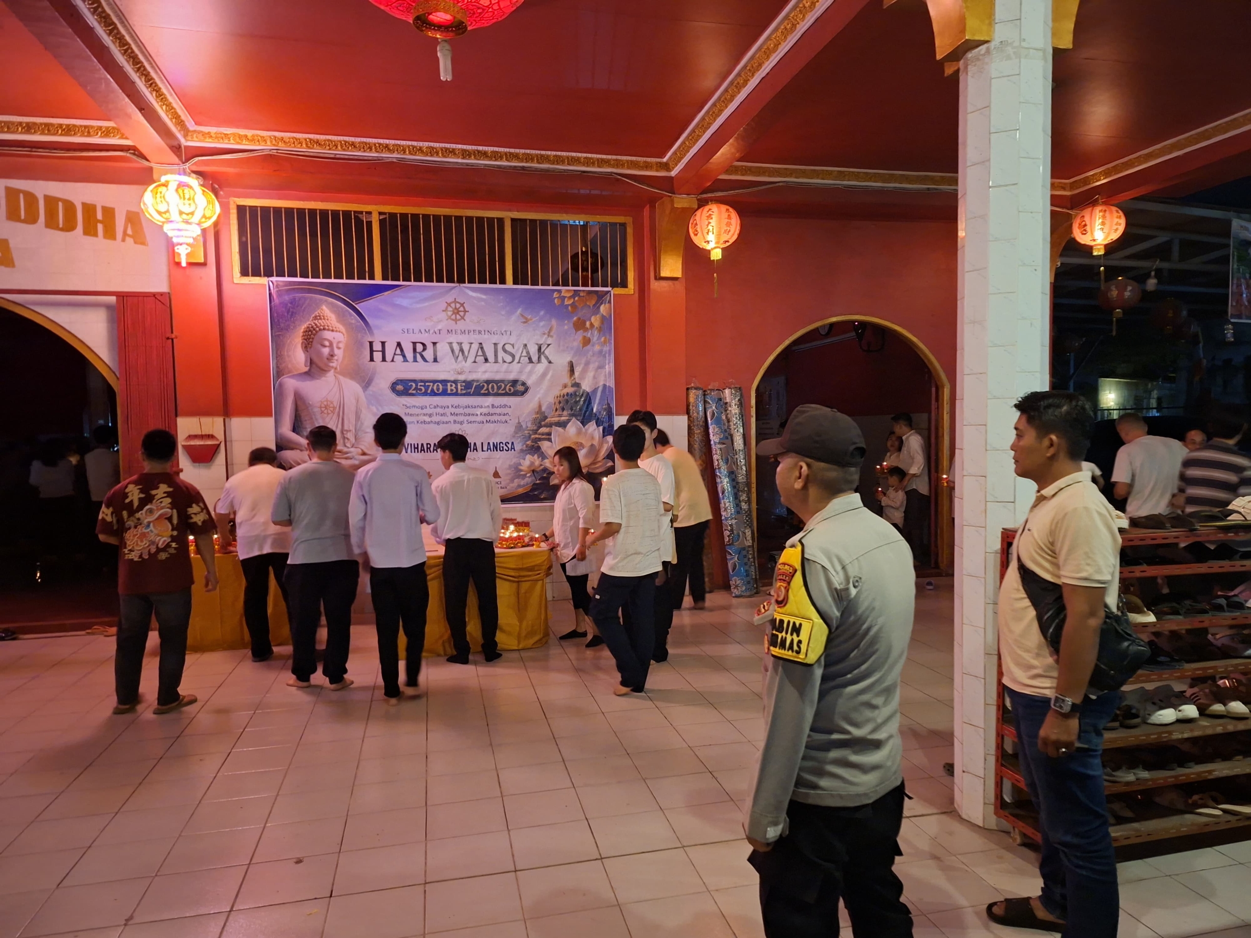 Personel Polsek Langsa Lakukan Pengamanan Perayaan Hari Waisak di Vihara Buddha Langsa