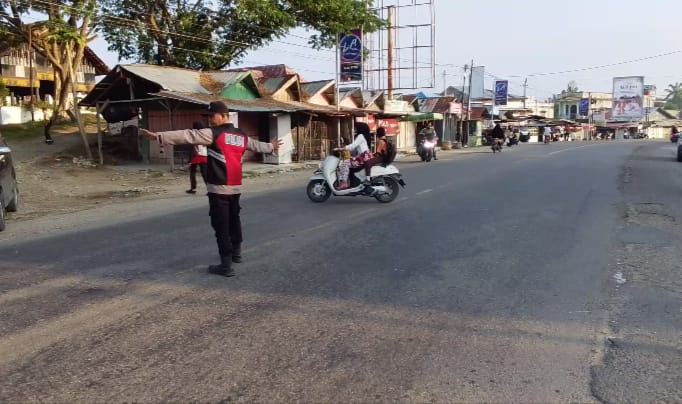 Polsek Rantau Selamat Laksanakan Strong Point Pagi untuk Kelancaran Arus Lalu Lintas