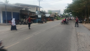 Polsek Rantau Selamat Gelar Strong Point Pagi untuk Lancarkan Arus Lalu Lintas