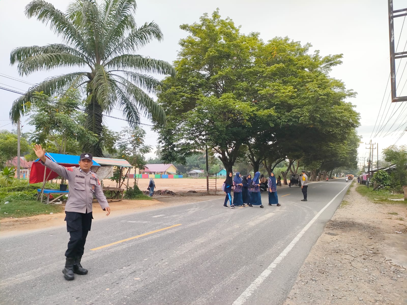 Polsek Sungai Raya Laksanakan Protap 01 Pengaturan Lalu Lintas di Kawasan Sekolah