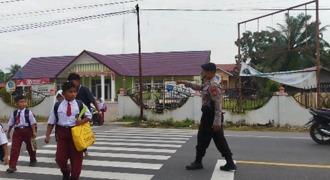 Polsek Manyak Payed Laksanakan Gatur Lalin Pagi untuk Dukung Pelayanan Publik Presisi