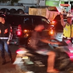 Sat Lantas Polres Langsa Intensifkan Pengaturan Arus Kendaraan di Area SPBU Harapan Guna Antisipasi Kemacetan