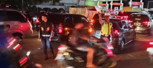 Sat Lantas Polres Langsa Intensifkan Pengaturan Arus Kendaraan di Area SPBU Harapan Guna Antisipasi Kemacetan