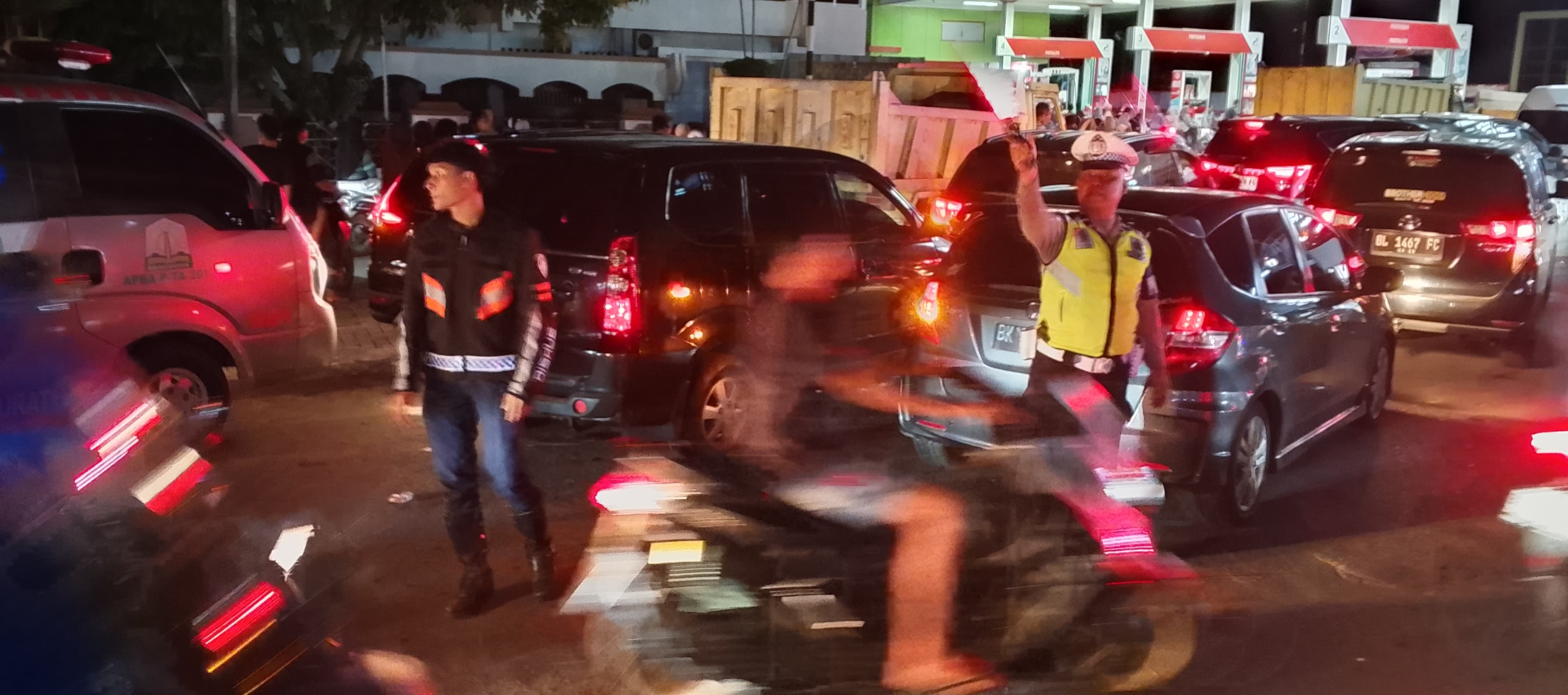Sat Lantas Polres Langsa Intensifkan Pengaturan Arus Kendaraan di Area SPBU Harapan Guna Antisipasi Kemacetan
