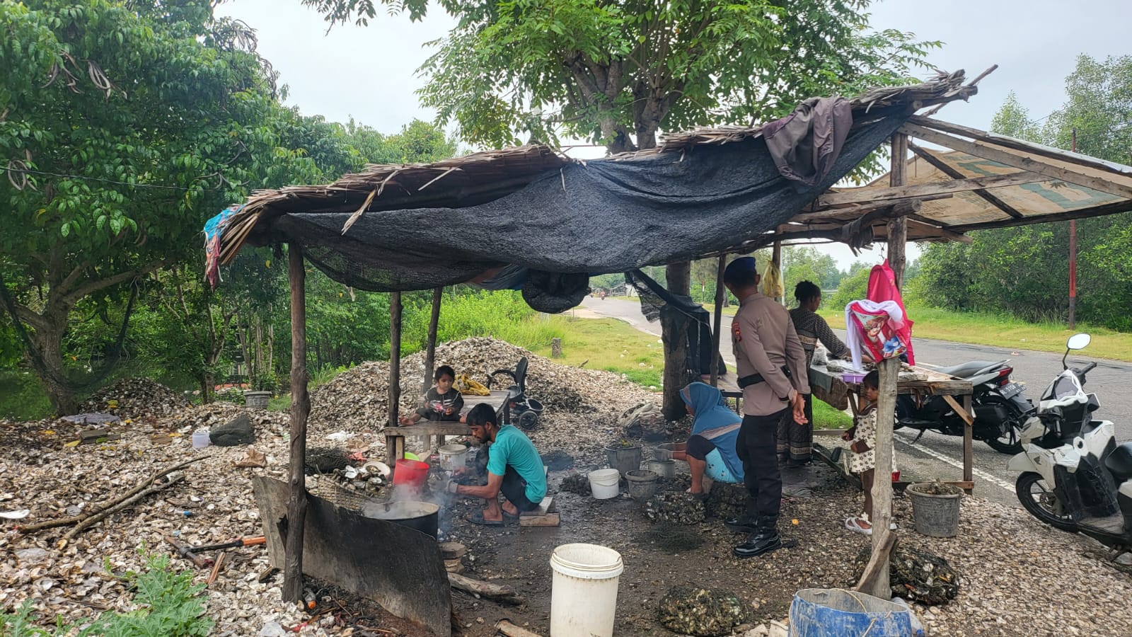 Sat Polairud Polres Langsa Intensifkan Patroli Dialogis di Kawasan TPI Kuala Langsa untuk Penguatan Keselamatan Nelayan