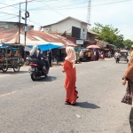 Polsek Sungai Raya Laksanakan Pengaturan Lalu Lintas di Pasar Pekan untuk Ciptakan Kamseltibcarlantas