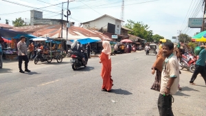 Polsek Sungai Raya Laksanakan Pengaturan Lalu Lintas di Pasar Pekan untuk Ciptakan Kamseltibcarlantas
