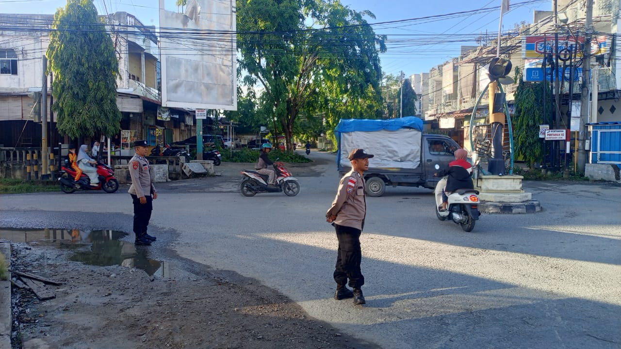 Polsek Langsa Tingkatkan Pengaturan Lalu Lintas dan Pelayanan Publik Melalui Giat Protap 01