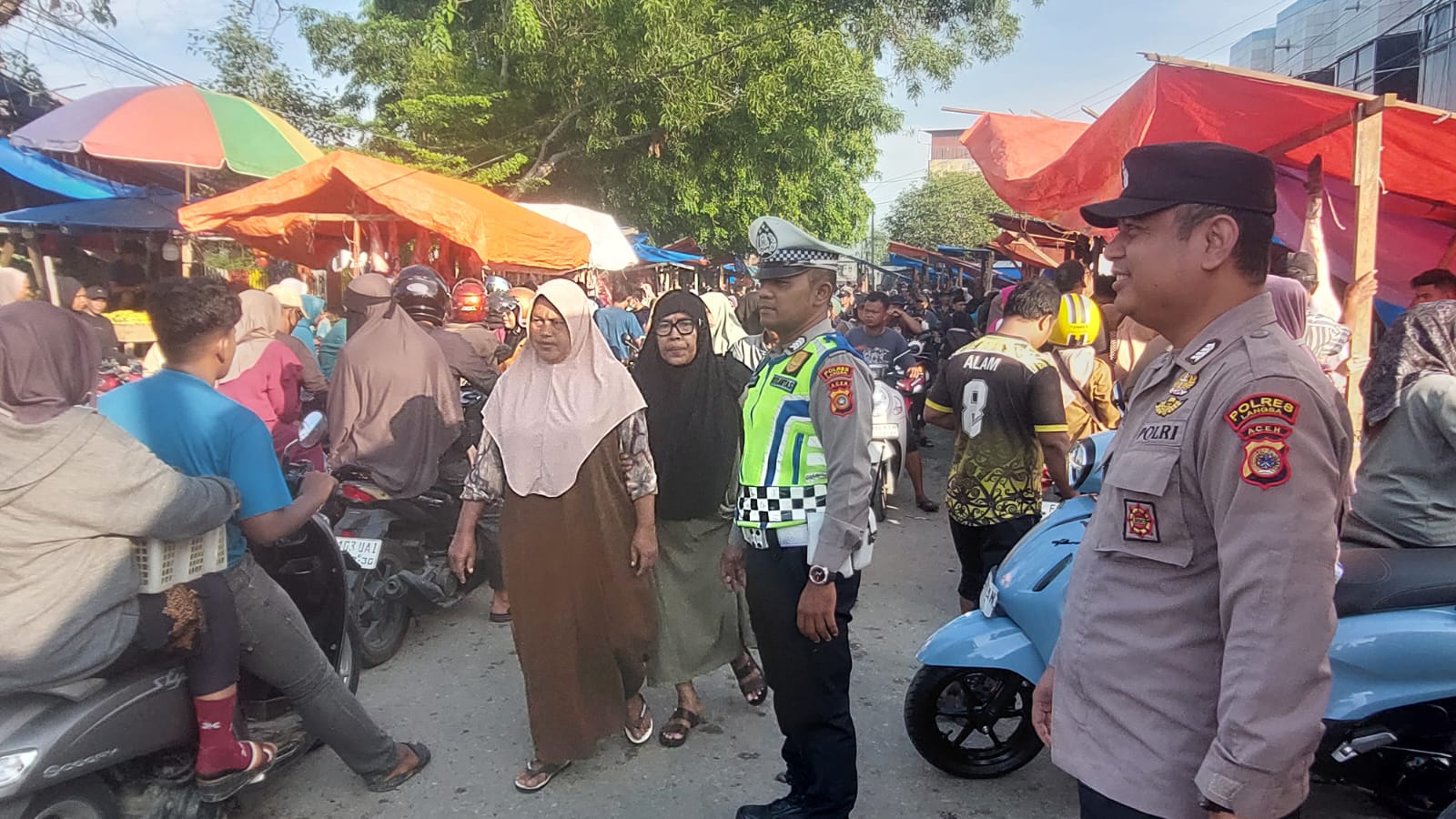 Satlantas Polres Langsa Laksanakan Pengaturan Lalu Lintas di Lokasi Penjualan Daging Meugang
