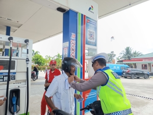 Satlantas Polres Langsa Bagikan Brosur Keselamatan Berkendara di SPBU Harapan