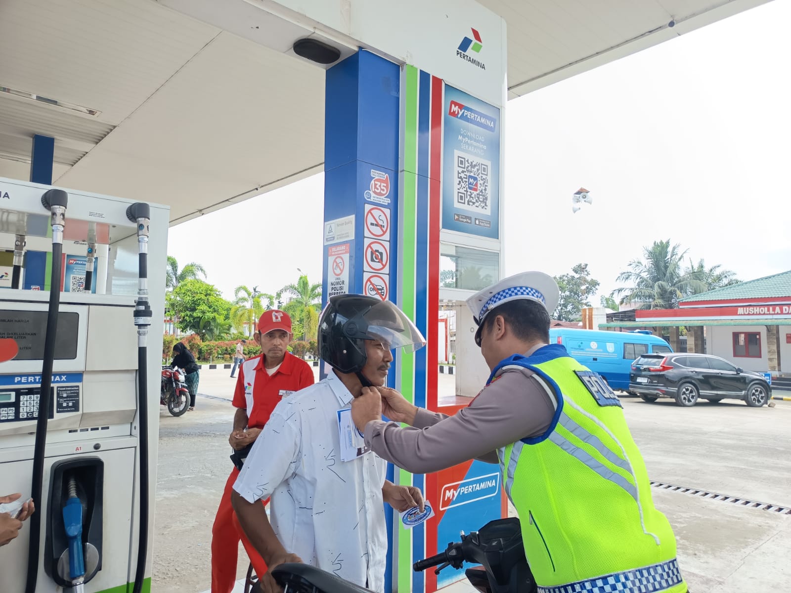 Satlantas Polres Langsa Bagikan Brosur Keselamatan Berkendara di SPBU Harapan
