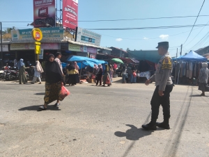 Polsek Sungai Raya Laksanakan Protap 01 untuk Wujudkan Kamseltibcarlantas di Kawasan Pasar Pekan