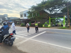 Polsek Manyak Payed Tingkatkan Pelayanan Pagi Melalui Pengaturan Lalu Lintas di Kawasan Pendidikan