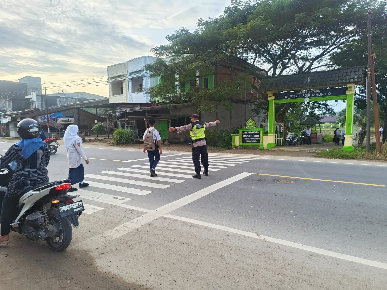 Polsek Manyak Payed Tingkatkan Pelayanan Pagi Melalui Pengaturan Lalu Lintas di Kawasan Pendidikan