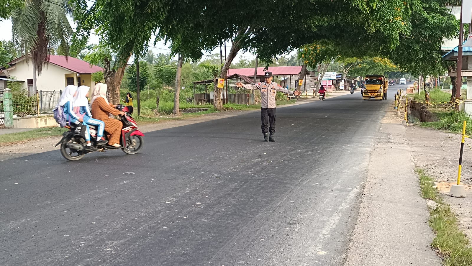 Polsek Birem Bayeun Tingkatkan Pelayanan Pagi Melalui Pengaturan Lalu Lintas di Simpang Keude Birem