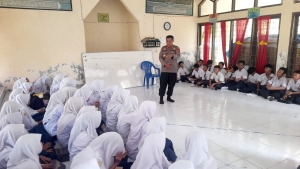 Polisi Saweu Sikula, Satbinmas Polres Langsa Kenalkan E-Learning Polri kepada Pelajar Manyak Payed