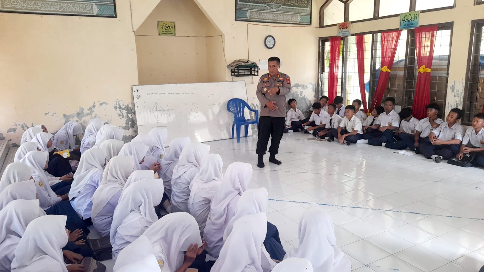Polisi Saweu Sikula, Satbinmas Polres Langsa Kenalkan E-Learning Polri kepada Pelajar Manyak Payed