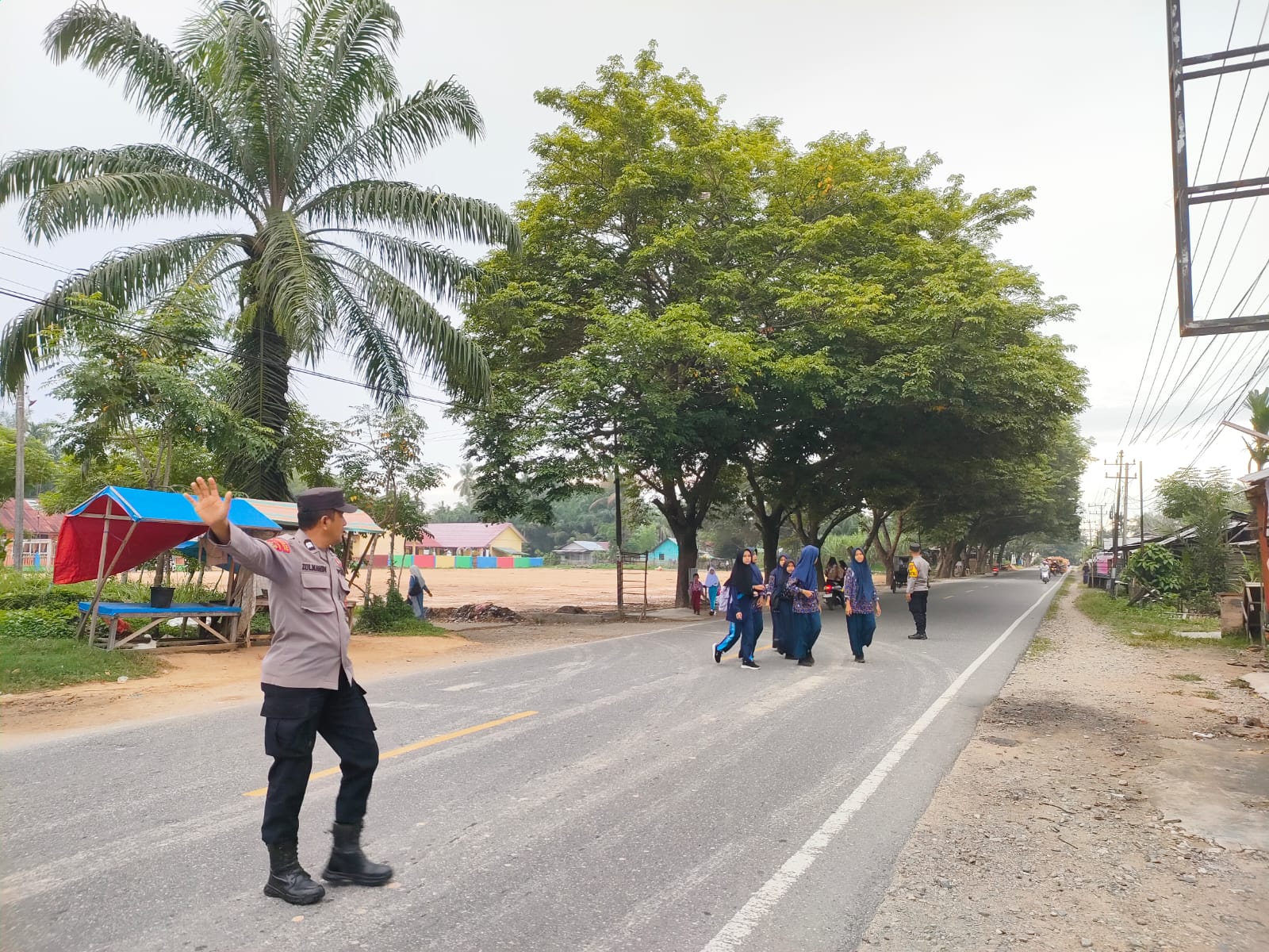 Polsek Sungai Raya Laksanakan Protap 01 untuk Mendukung Keamanan dan Kelancaran Lalu Lintas di Lingkungan Sekolah