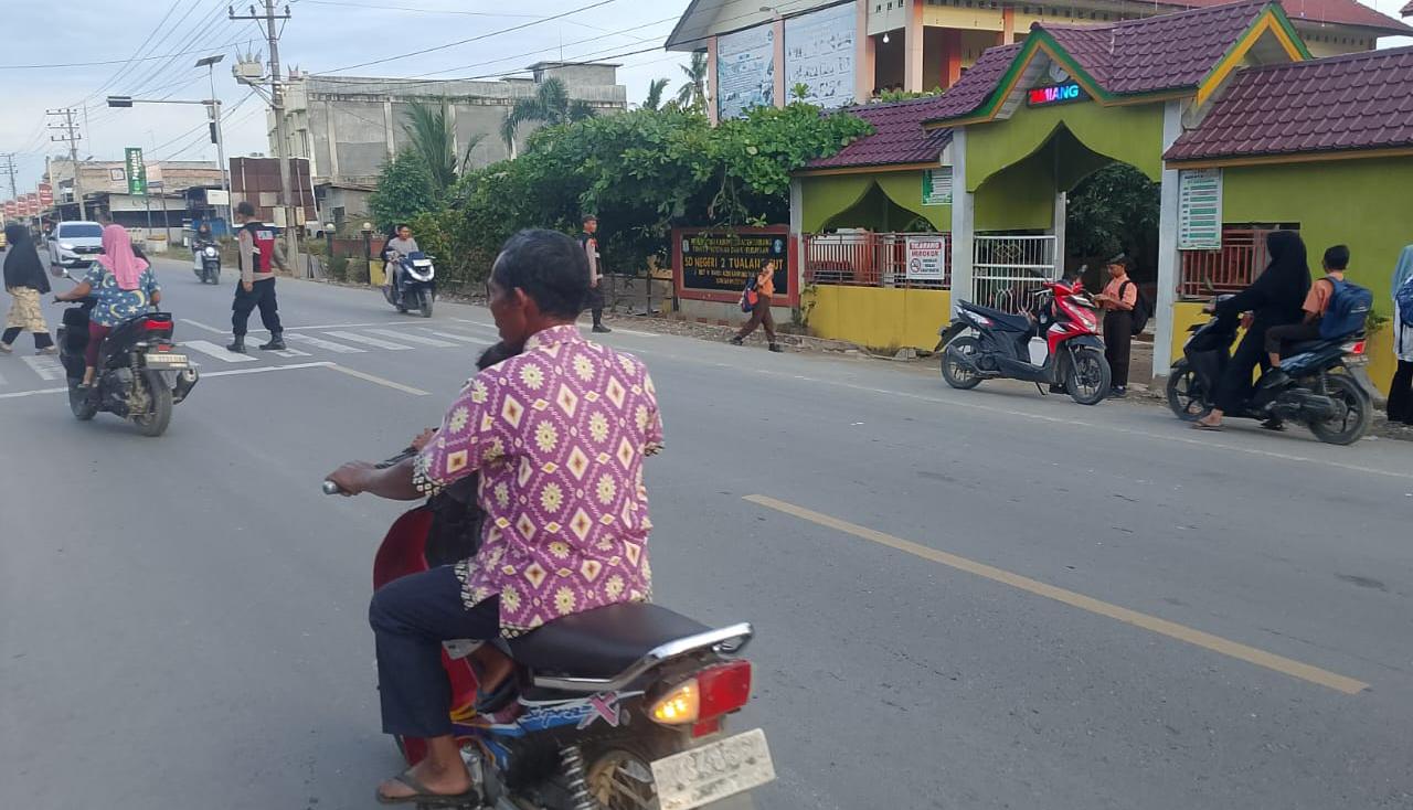 Polsek Manyak Payed Laksanakan Pengaturan Lalu Lintas untuk Dukung Pelayanan Publik dan Pemeliharaan Kamtibmas