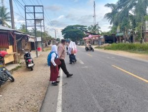 Polsek Sungai Raya Laksanakan Protap 01 untuk Wujudkan Kamseltibcar Lantas di Kawasan Sekolah