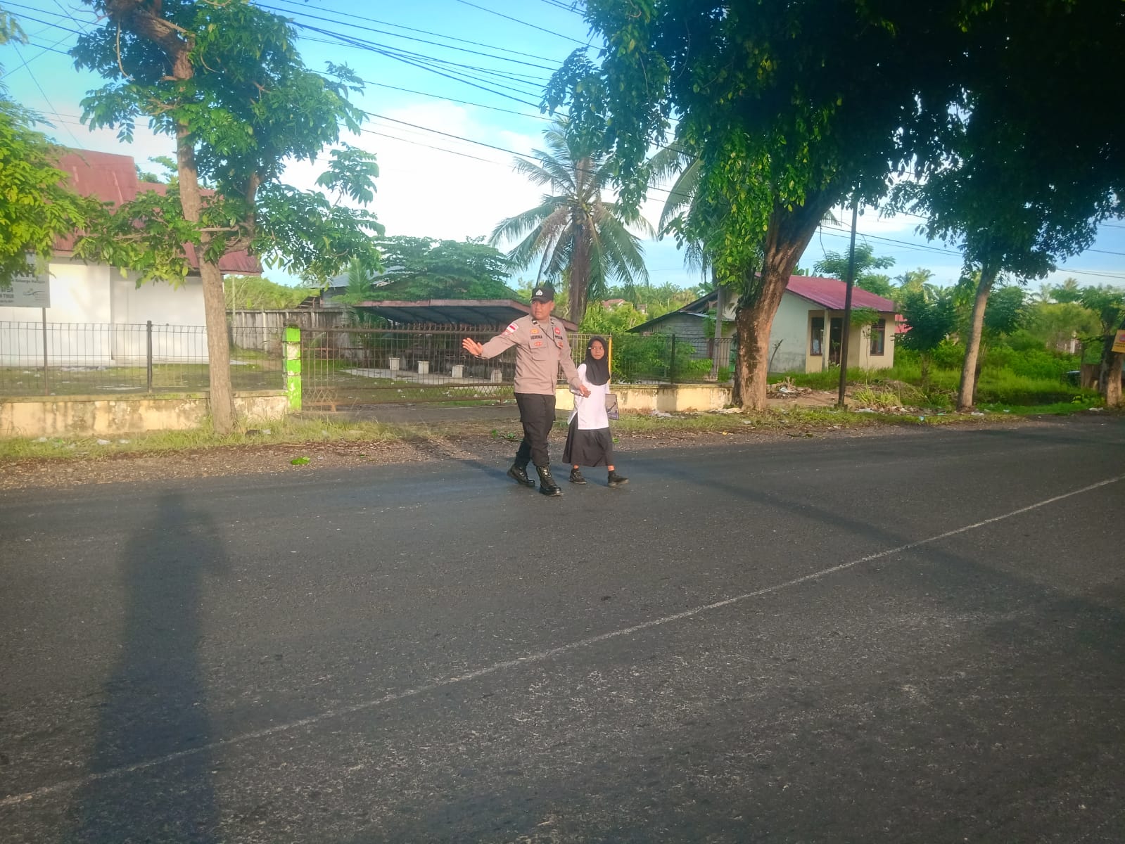 Polsek Birem Bayeun Tingkatkan Pelayanan Pagi Melalui Giat Protap 01 di Kawasan Sekolah dan Simpang Keude