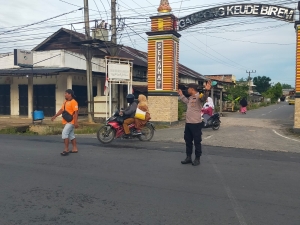 Polsek Birem Bayeun Gelar Pengaturan Lalu Lintas Pagi untuk Dukung Keselamatan Pelajar