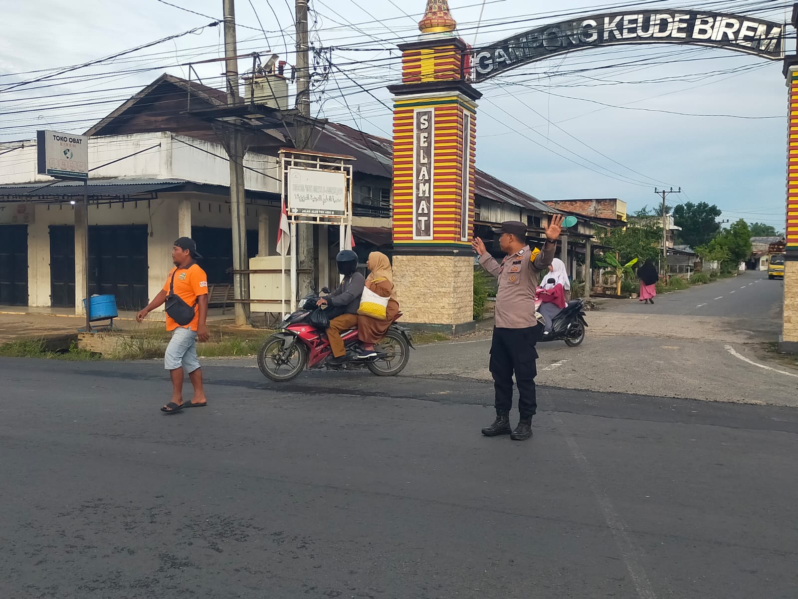 Polsek Birem Bayeun Gelar Pengaturan Lalu Lintas Pagi untuk Dukung Keselamatan Pelajar
