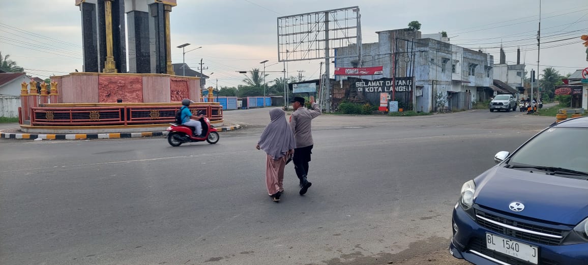 Polsek Langsa Barat Perkuat Pelayanan Pagi Melalui Pengaturan Lalu Lintas di Titik Strategis Kota