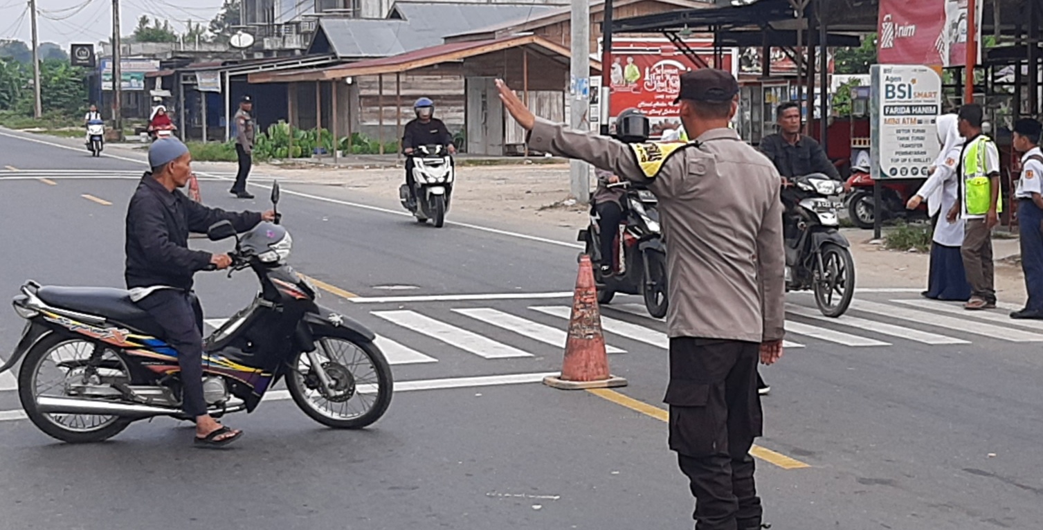 Polsek Manyak Payed Tingkatkan Pelayanan Pagi Melalui Pengaturan Lalu Lintas di Kawasan Sekolah