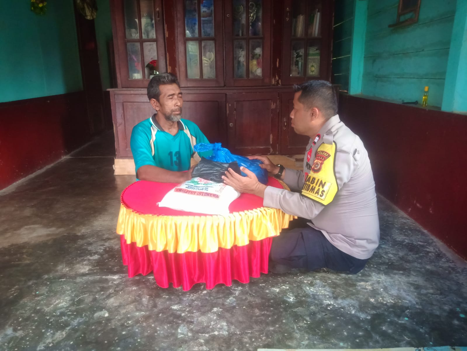 DDS Polisi Berbagi, Bhabinkamtibmas Polsek Birem Bayeun Hadir Membantu Warga yang Membutuhkan