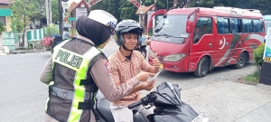 Satlantas Polres Langsa Gencarkan Edukasi Keselamatan Berkendara Melalui Pembagian Brosur