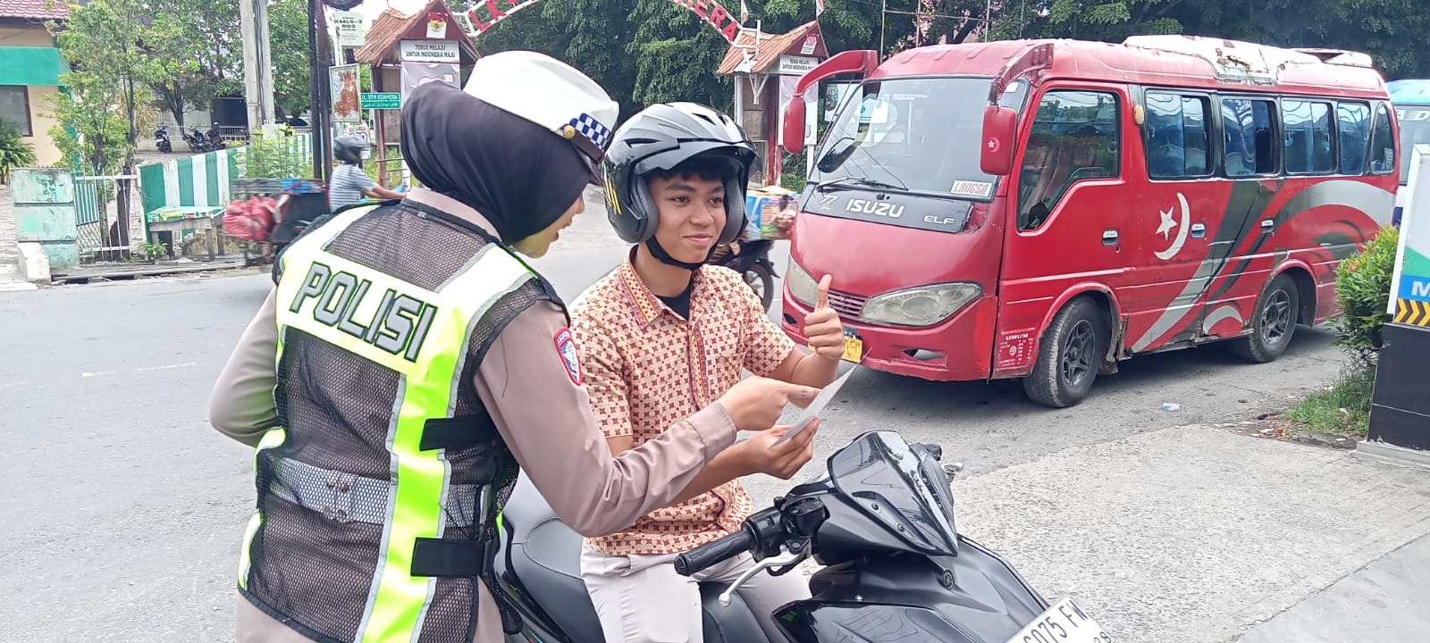 Satlantas Polres Langsa Gencarkan Edukasi Keselamatan Berkendara Melalui Pembagian Brosur