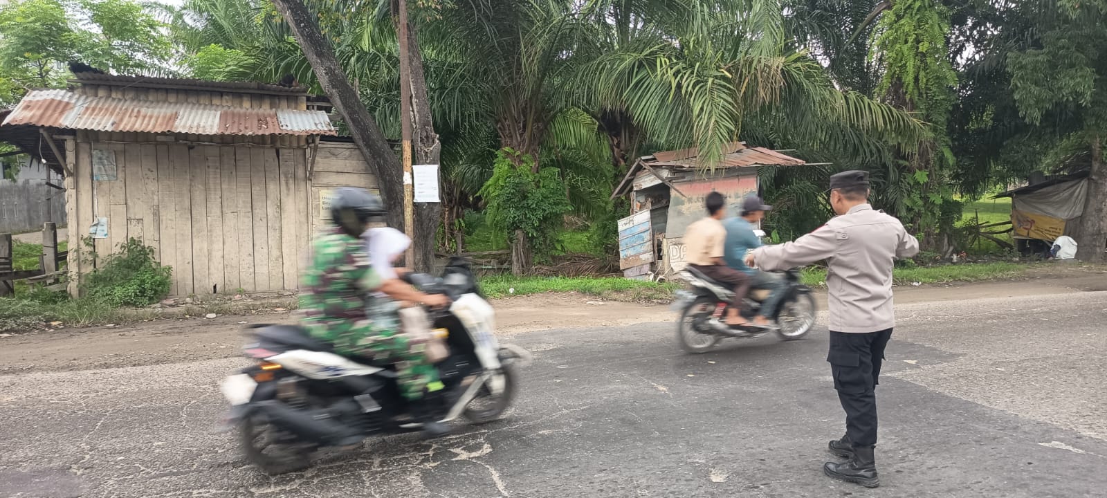 Polsek Langsa Barat Optimalkan Protap 01 Melalui Pengaturan Lalu Lintas dan Pelayanan Publik Pagi Hari