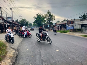Polsek Birem Bayeun Tingkatkan Pelayanan Pagi Melalui Pengaturan Lalu Lintas di Kawasan Sekolah