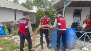 Sat Samapta Polres Langsa Salurkan Air Bersih untuk Warga Kuala Langsa