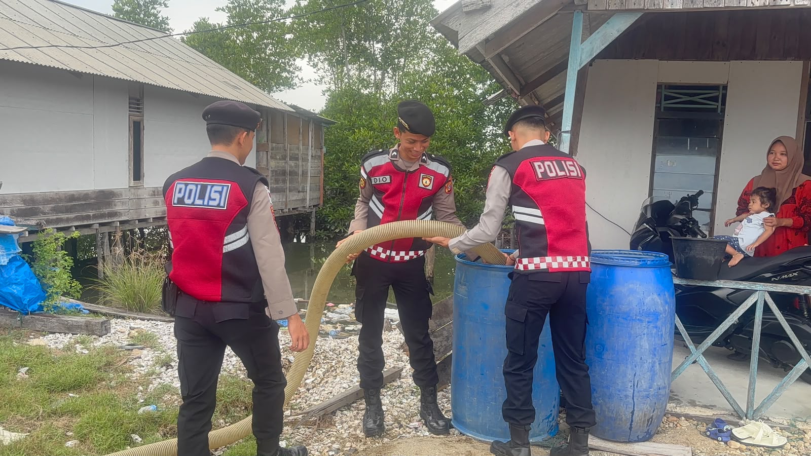 Sat Samapta Polres Langsa Salurkan Air Bersih untuk Warga Kuala Langsa