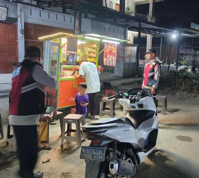 Patroli Malam Polsek Manyak Payed Ciptakan Rasa Aman di Tengah Aktivitas Masyarakat