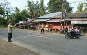 Polsek Sungai Raya Perkuat Pelayanan Pagi melalui Pengaturan Lalu Lintas di Kawasan Pendidikan