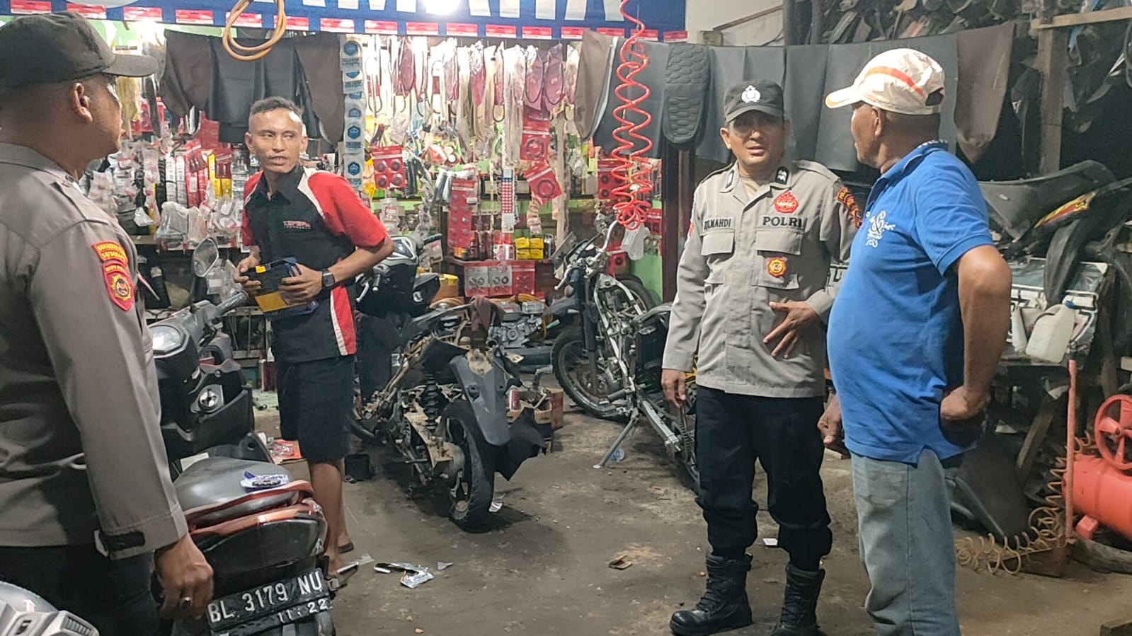 Patroli Malam Polsek Sungai Raya Perkuat Pengawasan Kamtibmas di Tengah Aktivitas Warga