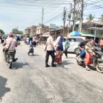 Polsek Sungai Raya Laksanakan Protap 01 untuk Ciptakan Kamseltibcar Lantas di Kawasan Pasar Pekan