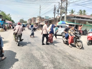 Polsek Sungai Raya Laksanakan Protap 01 untuk Ciptakan Kamseltibcar Lantas di Kawasan Pasar Pekan