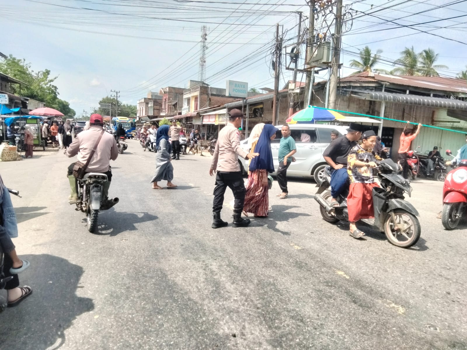 Polsek Sungai Raya Laksanakan Protap 01 untuk Ciptakan Kamseltibcar Lantas di Kawasan Pasar Pekan