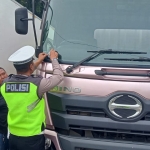 Satlantas Polres Langsa Edukasi Pengguna Jalan Melalui Pembagian Stiker Keselamatan Berlalu Lintas