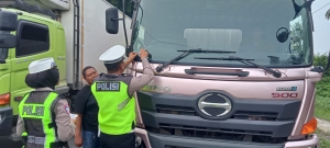Satlantas Polres Langsa Edukasi Pengguna Jalan Melalui Pembagian Stiker Keselamatan Berlalu Lintas