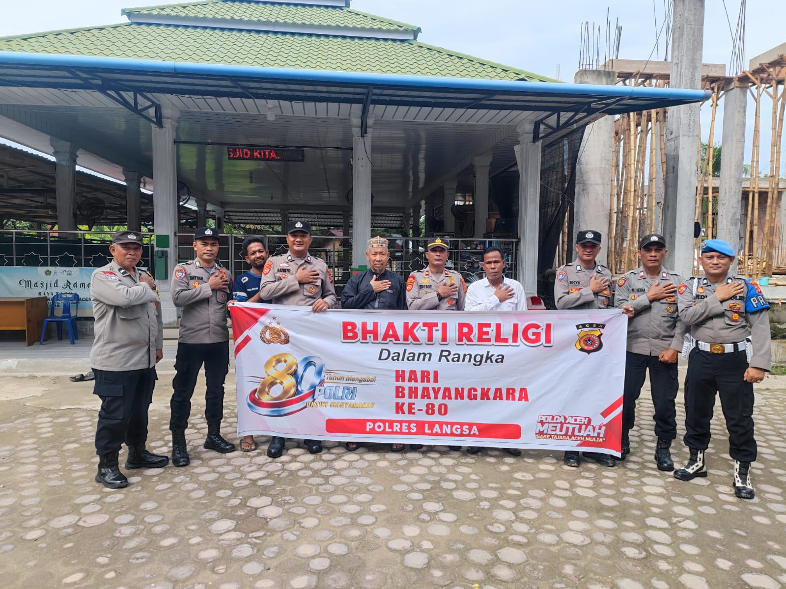 Sambut Hari Bhayangkara Ke-80, Polsek Birem Bayeun Gelar Bakti Religi di Masjid Taqwa
