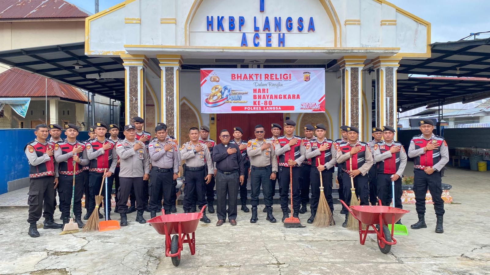 Sambut Hari Bhayangkara ke-80, Polres Langsa Gelar Bakti Religi di Gereja HKBP Langsa