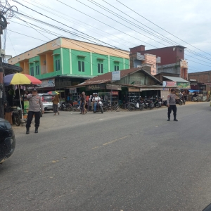 Polsek Sungai Raya Laksanakan Protap 01, Wujudkan Kamseltibcarlantas di Pusat Pasar Pekan