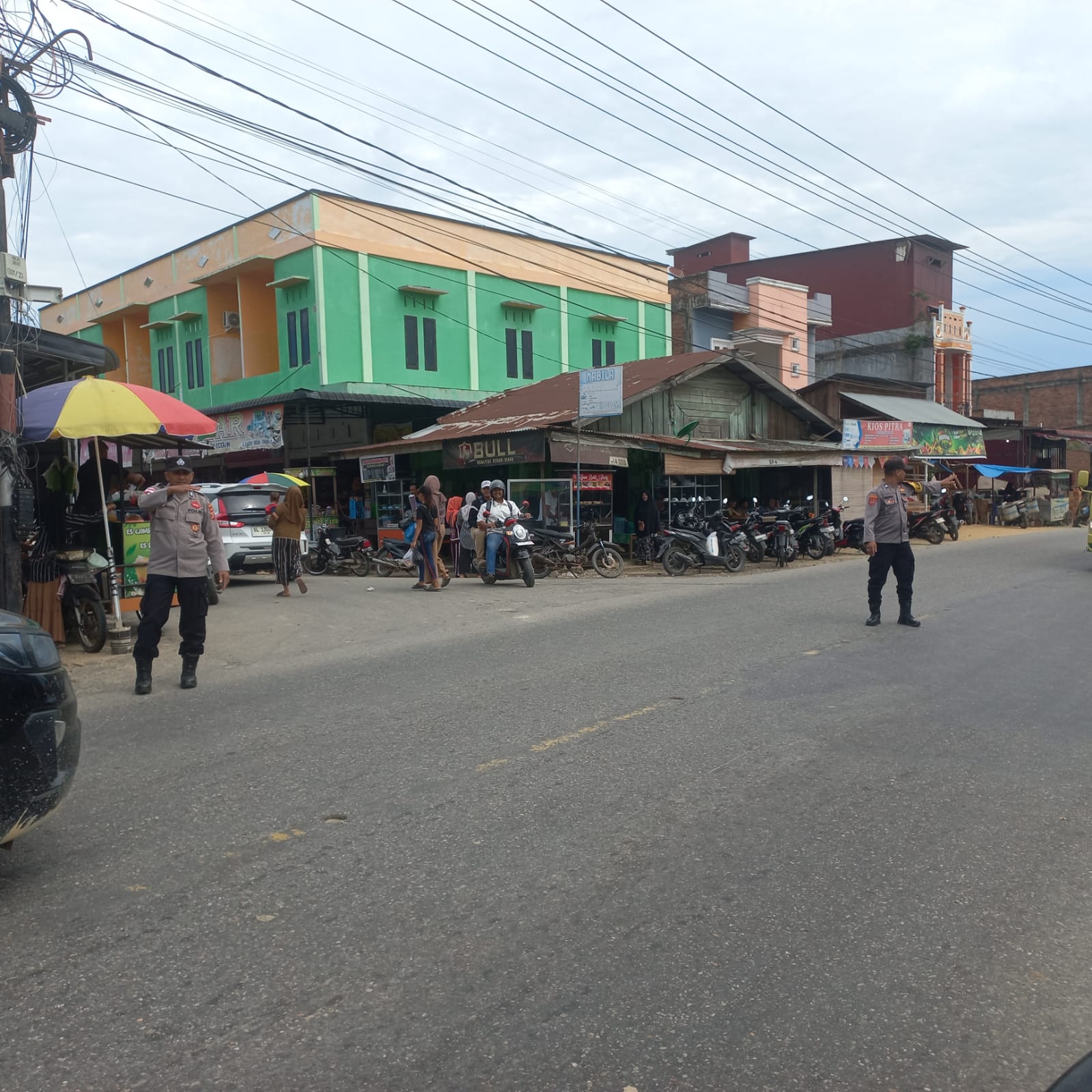 Polsek Sungai Raya Laksanakan Protap 01, Wujudkan Kamseltibcarlantas di Pusat Pasar Pekan